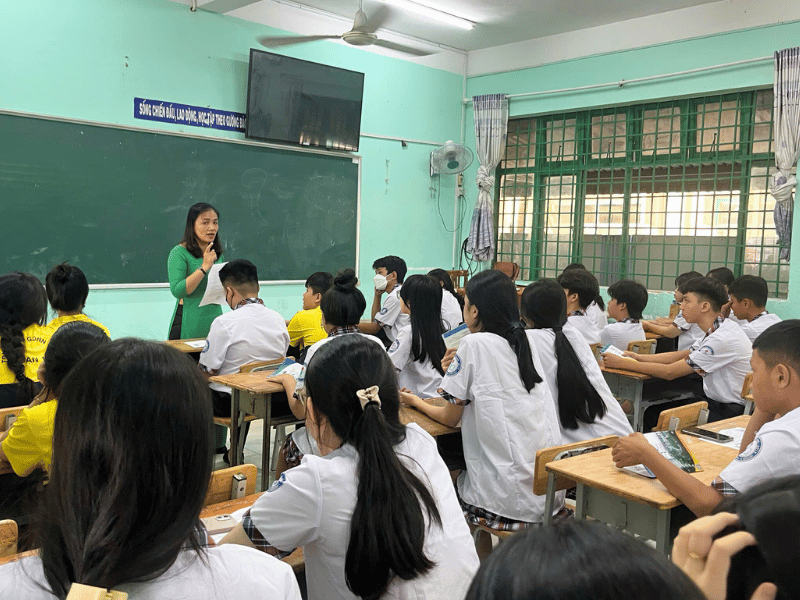 Cô và các bạn ngành Công nghệ truyền thông đang cùng nhau khám phá hành trình mới đầy hứng khởi