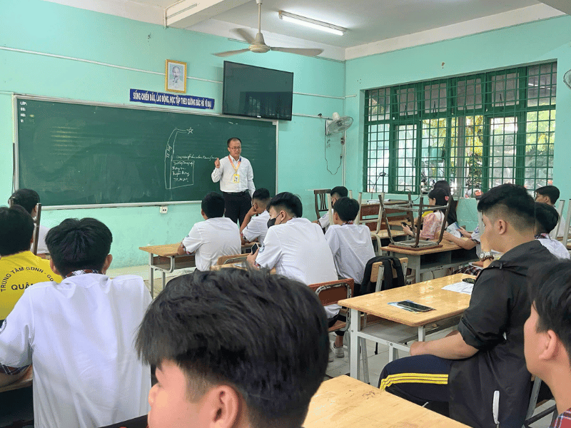 Hình ảnh quen thuộc nhưng luôn đáng trân trọng: Thầy tận tâm, trò chăm chỉ.Đây chính là hành trang quan trọng giúp học sinh ngành Thiết kế và quản lý Website vững bước trên con đường tương lai
