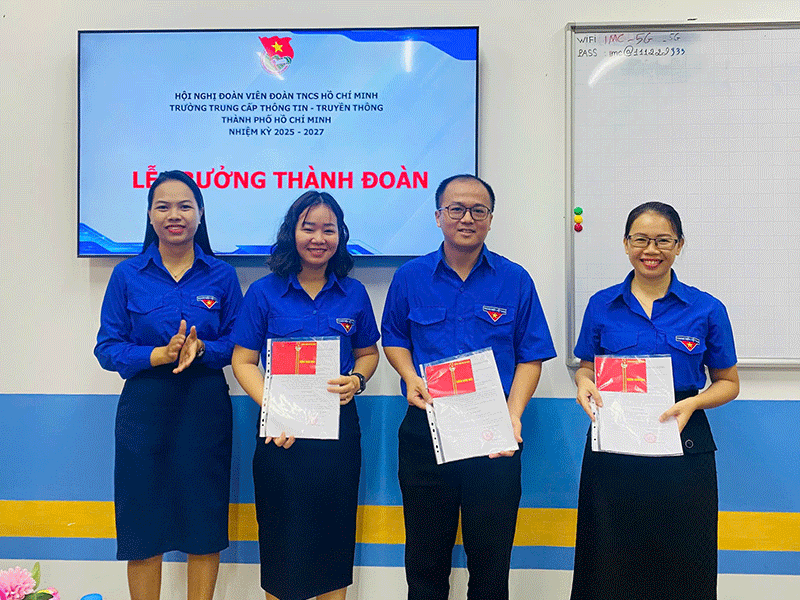 Đồng chí Ngô Thị Ngọc Linh trao quyết định trưởng thành đoàn cho các đoàn viên